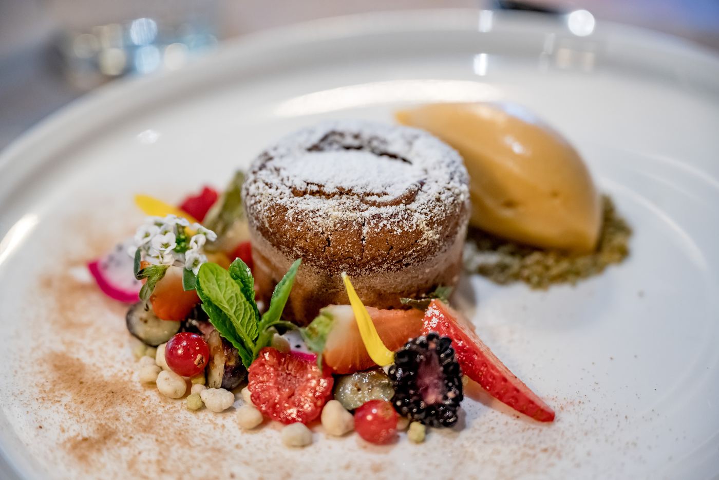 Schokoladensoufflé beim Anrichten