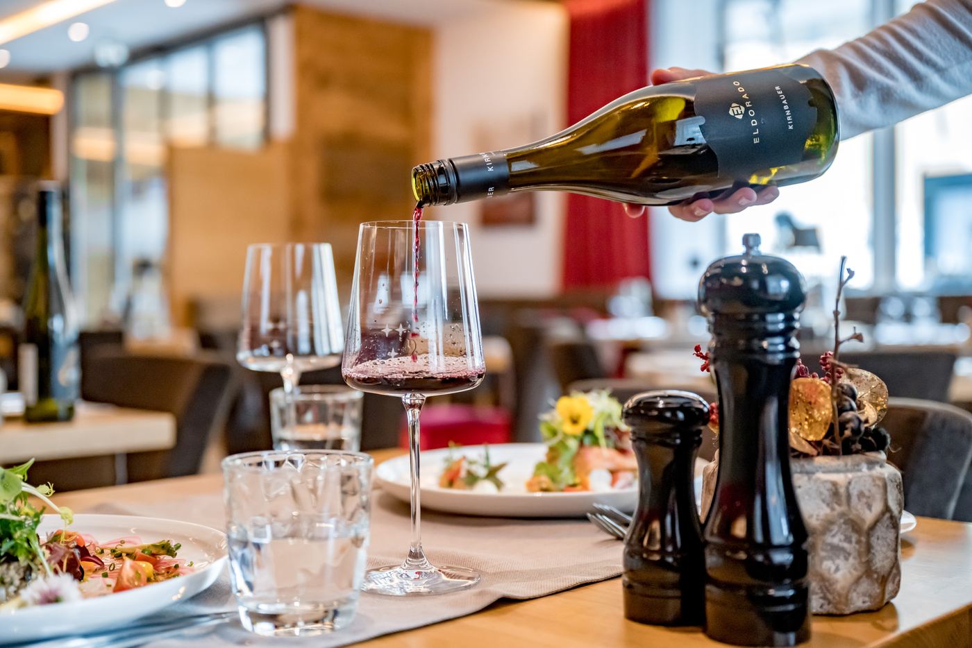 Wein wird am Tisch eingeschenkt